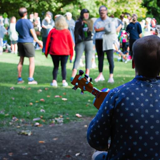 Chơi ukulele tại công viên với một đám người xung quanh