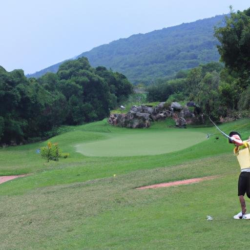 Golfer đang chuẩn bị đánh vào quả bóng trên chỗ đánh số 1 tại Sân Golf Hà Nam