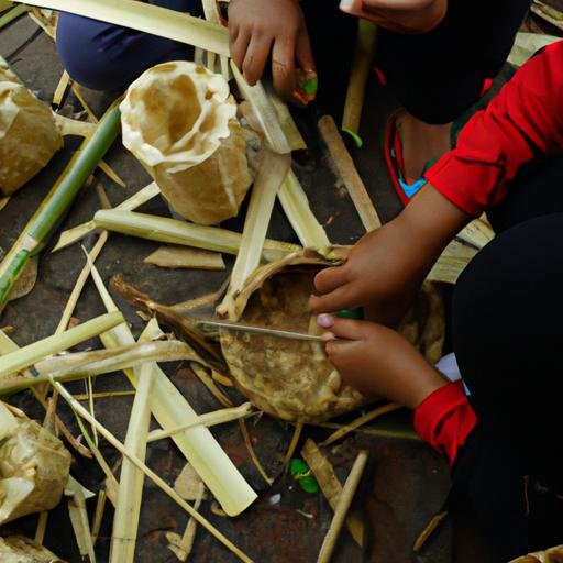 Nhóm người địa phương làm đồ thủ công truyền thống từ tre và các vật liệu tự nhiên khác