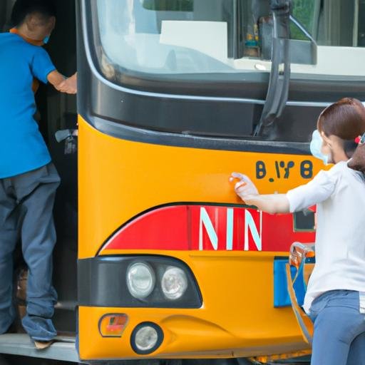 Hành khách lên xe buýt Phương Trang được các nhân viên hỗ trợ.