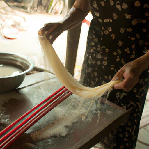 Một cô gái đang làm mỳ truyền thống Việt Nam từ đầu.