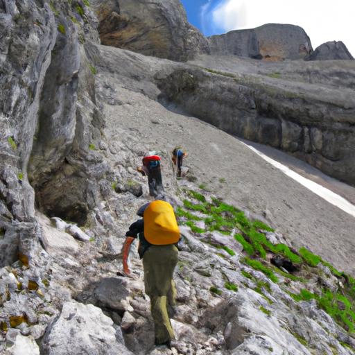 Một group người đi dạo trèo lên một tuyến đường đá dốc và không phẳng.