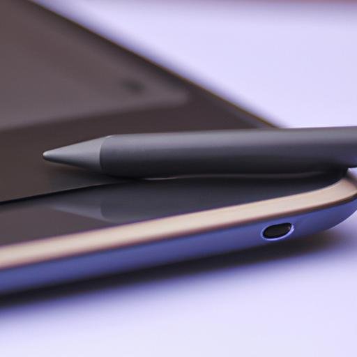 Hình ảnh cận cảnh của Asus K011 với một cây bút chì phía trên như thể có người dùng để ghi chú.