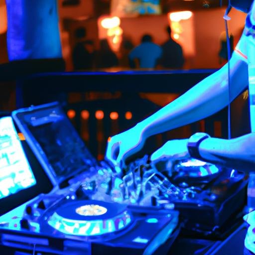 DJ phát nhạc 'Chỉ là em giấu đi remix' tại quán bar đông đúc.