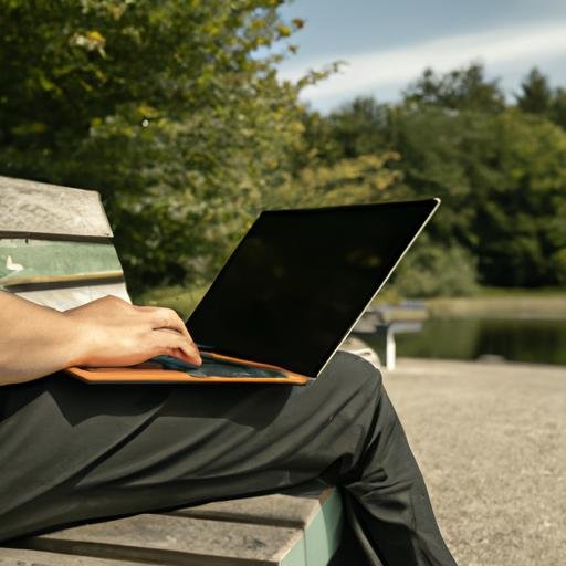 Người dùng Laptop HP Ryzen 5 sử dụng máy trên ghế ngồi tại công viên trong buổi trưa nắng