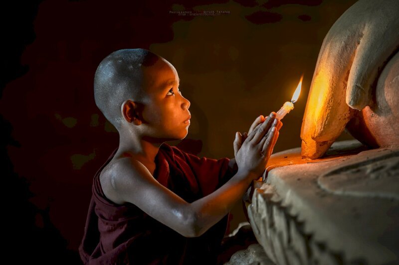 Hình ảnh bìa tay cầm nến lạy Phật đẹp