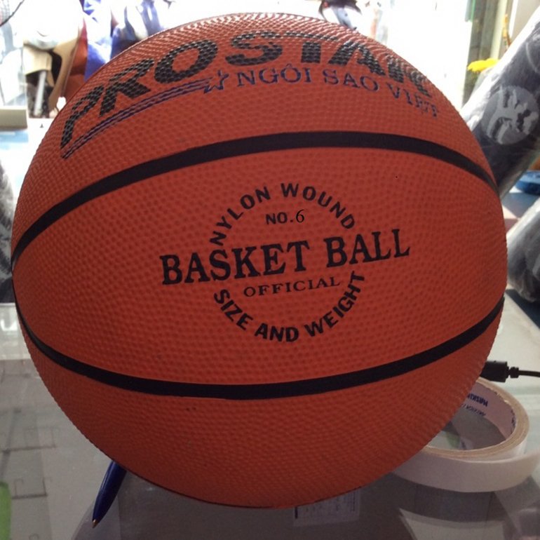 Quả bóng rổ có đường kính 750 - 780 cm và trọng lượng 567 - 650 gram