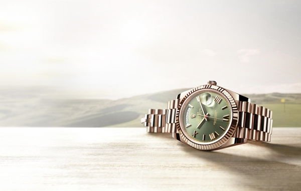 Đồng hồ Rolex Day-Date dành cho phái nữ có vỏ và dây đều làm bằng EVEROSE GOLD nguyên khối