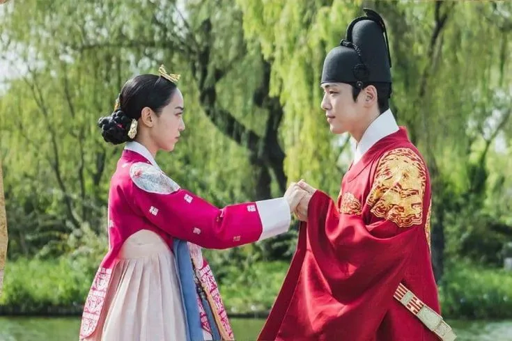 Nữ hoàng thời Joseon: Kim So Yong trong "Chàng Hậu" và "Mr. Queen"